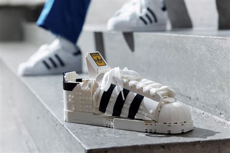 suche adidas schuhe mit dem adidas zeichen als sole|Adidas sports sneakers.